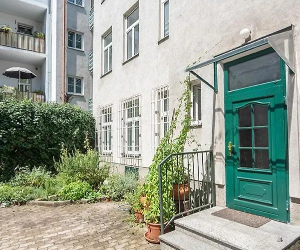 Colorful Facing Courtyard Apartment Vienna