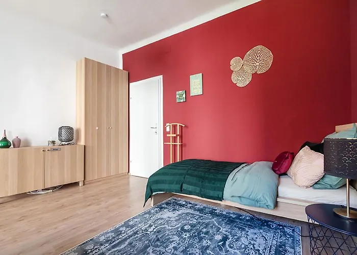 Colorful Facing Courtyard Apartment Vienna