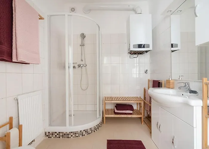 Colorful Facing Courtyard Apartment Vienna