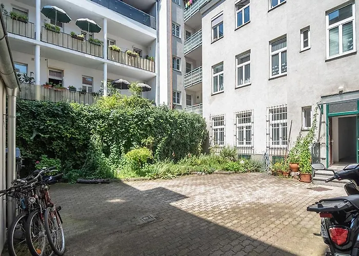 Apartment Colorful Facing Courtyard